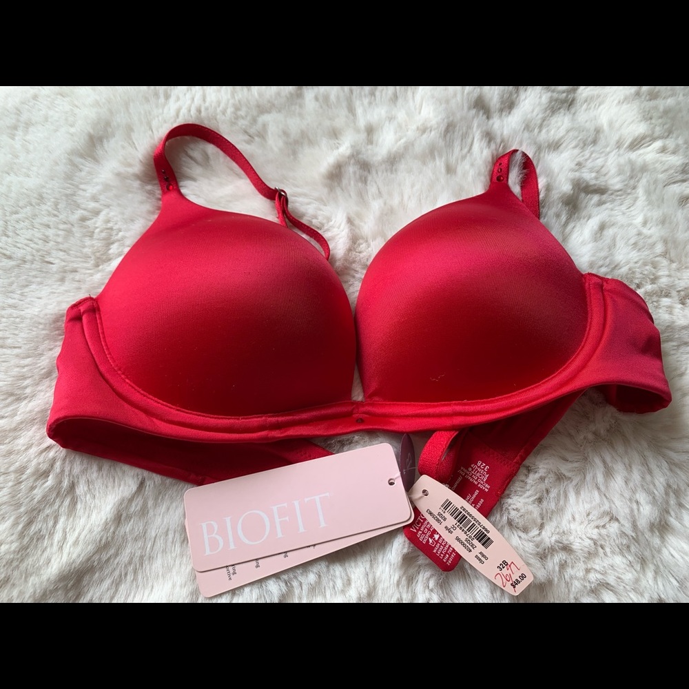 NWT Victoria’s Secret bra size 32B. Padded and convertible.